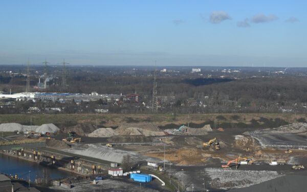Luftaufnahme des Baufelds der Direktreduktionsanlage von thyssenkrupp Steel in Duisburg